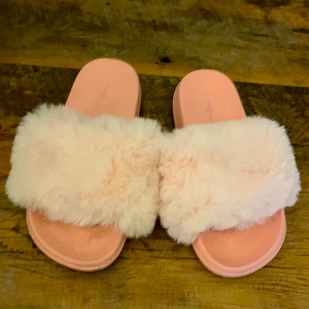 Light pink fur slides 4